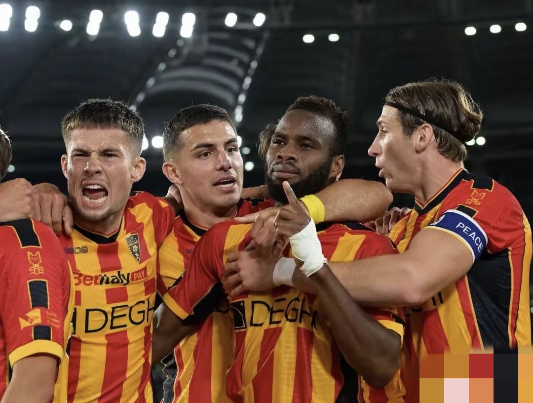 意甲球队球员赛后庆祝胜利，向球迷致谢