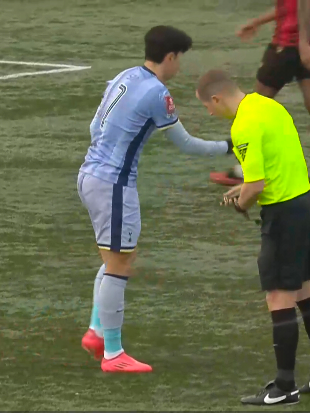 热刺主场完胜伯恩茅斯，球迷尽情欢呼庆祝的简单介绍