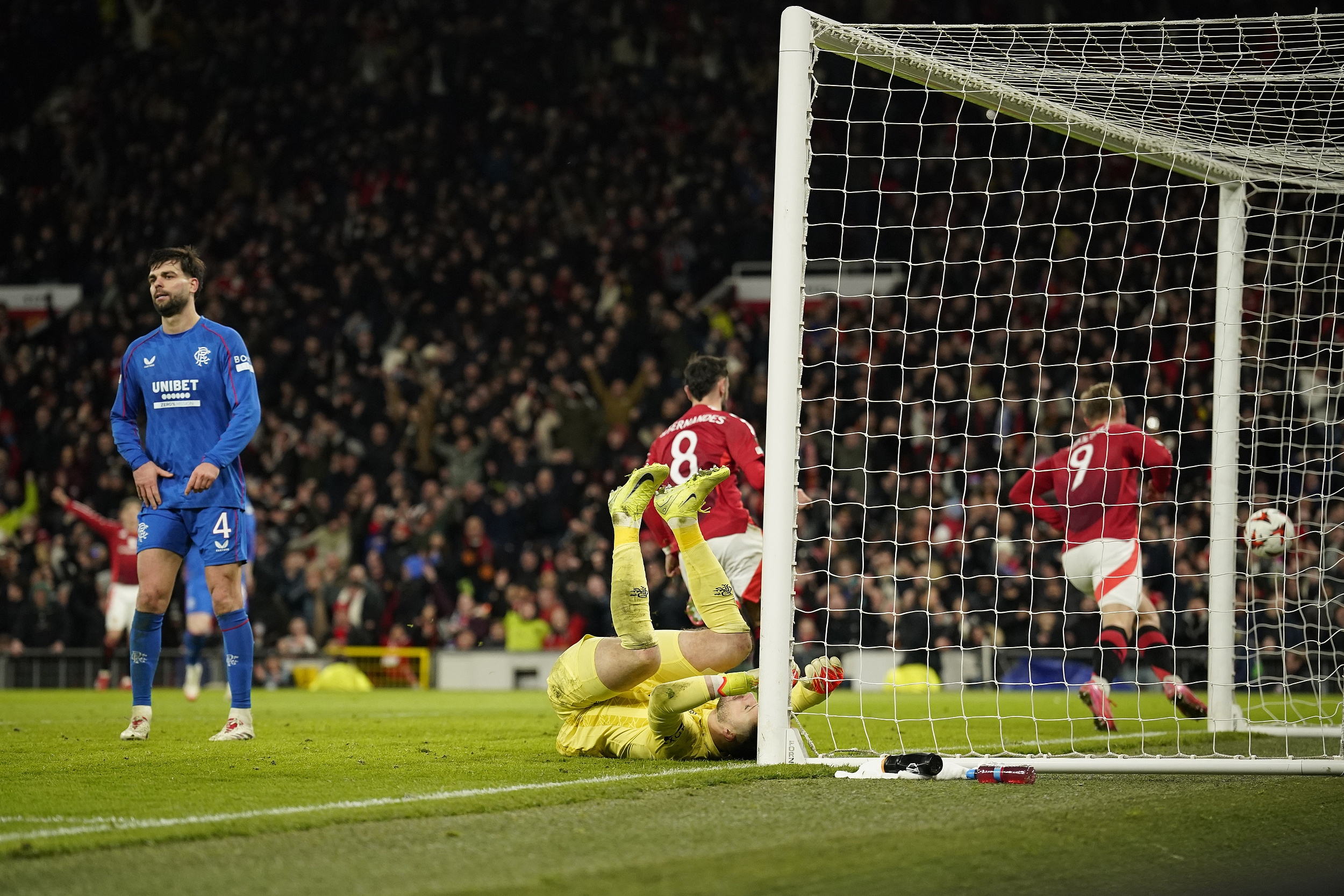 包含曼联客场遭逆转，客场不利成困扰的词条