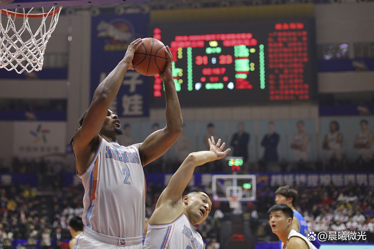 快船逆转勇士,守住主场优势 快船逆转勇士,守住主场优势