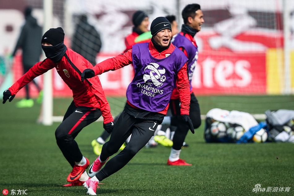 上港队球员集体训练备战接下一场比赛！