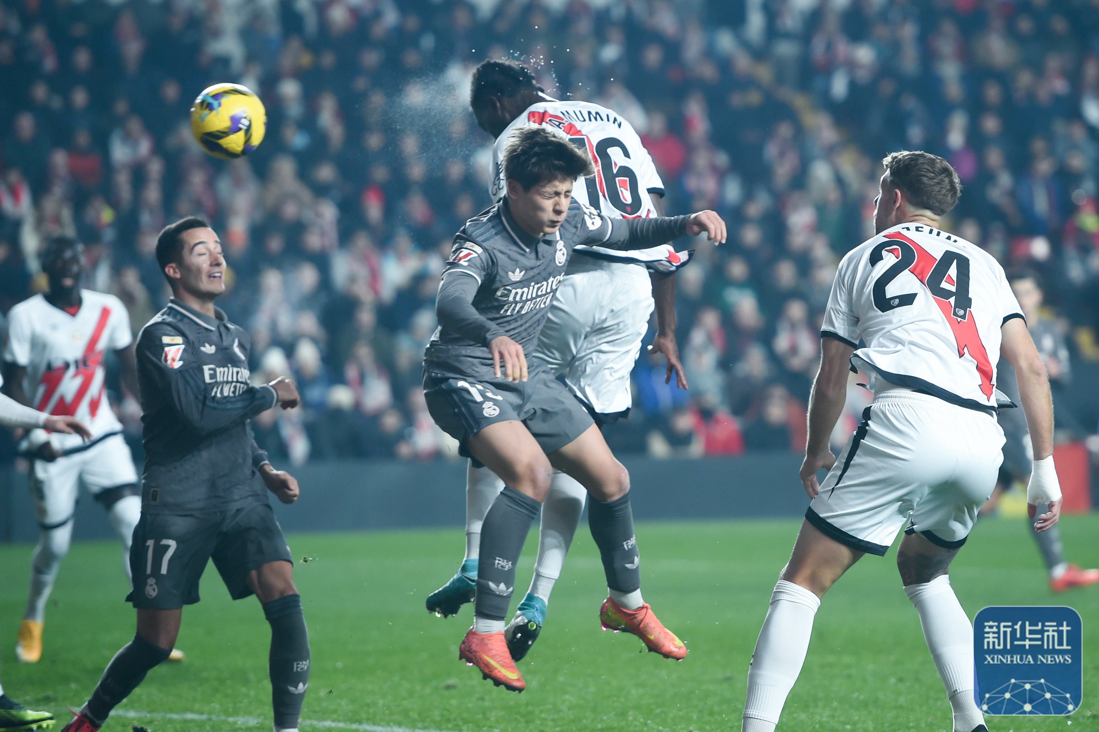 包含马德里竞技鏖战巴西，马丁内利点燃赛场的词条