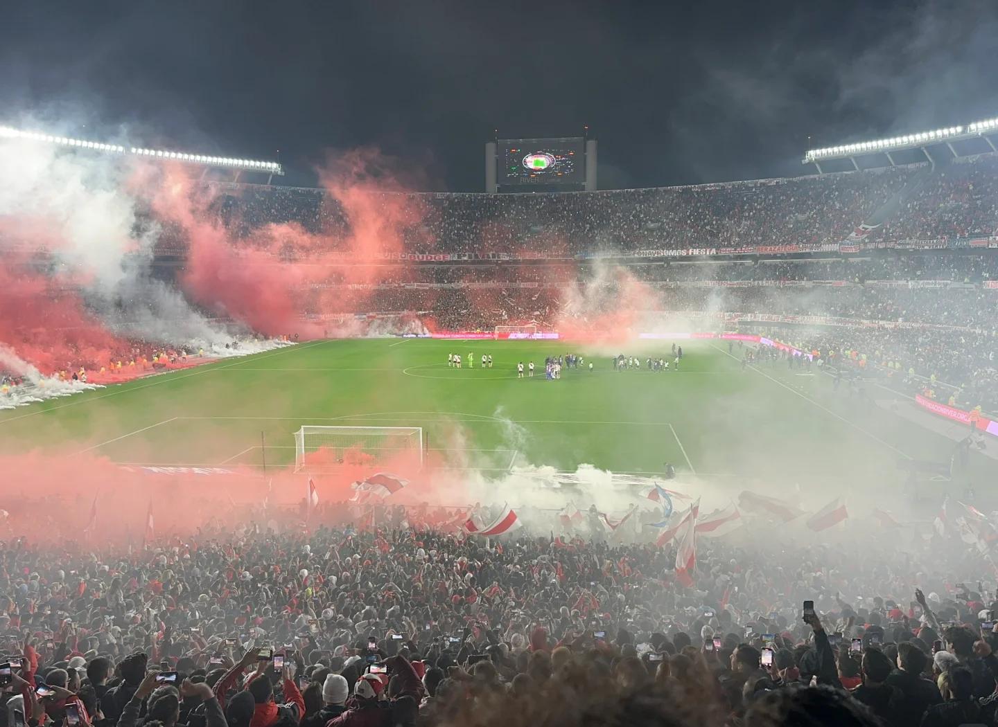 PG平台-足球赛球迷狂热支持，现场气氛火爆