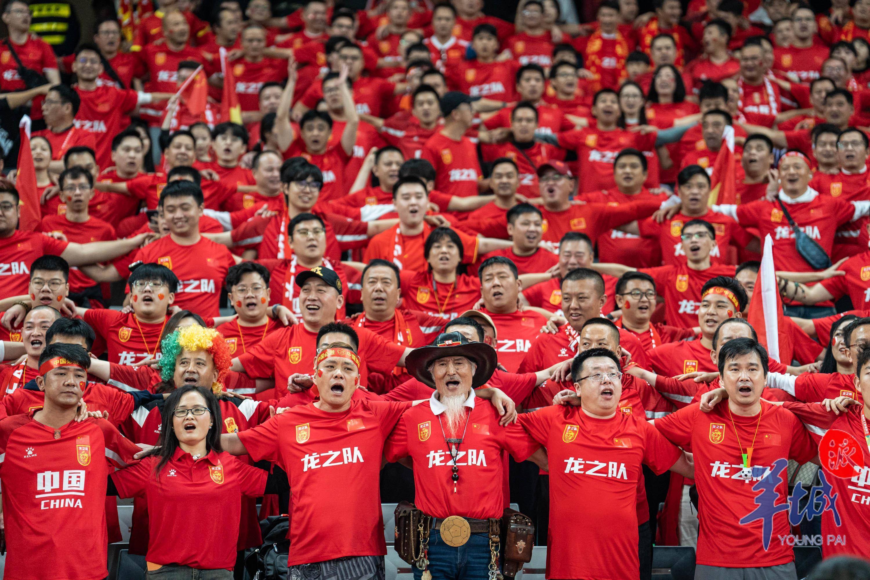 足球赛球迷狂热支持,现场气氛火爆 足球赛球迷狂热支持,现场气氛火爆