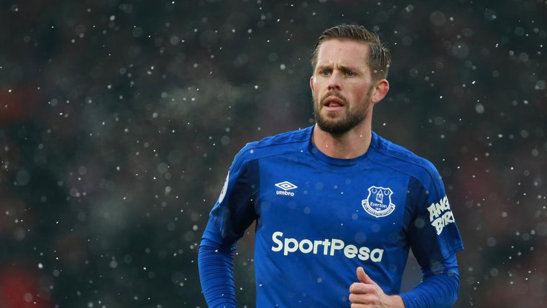 灰熊压哨绝杀上海队,利拉德成为全场焦点